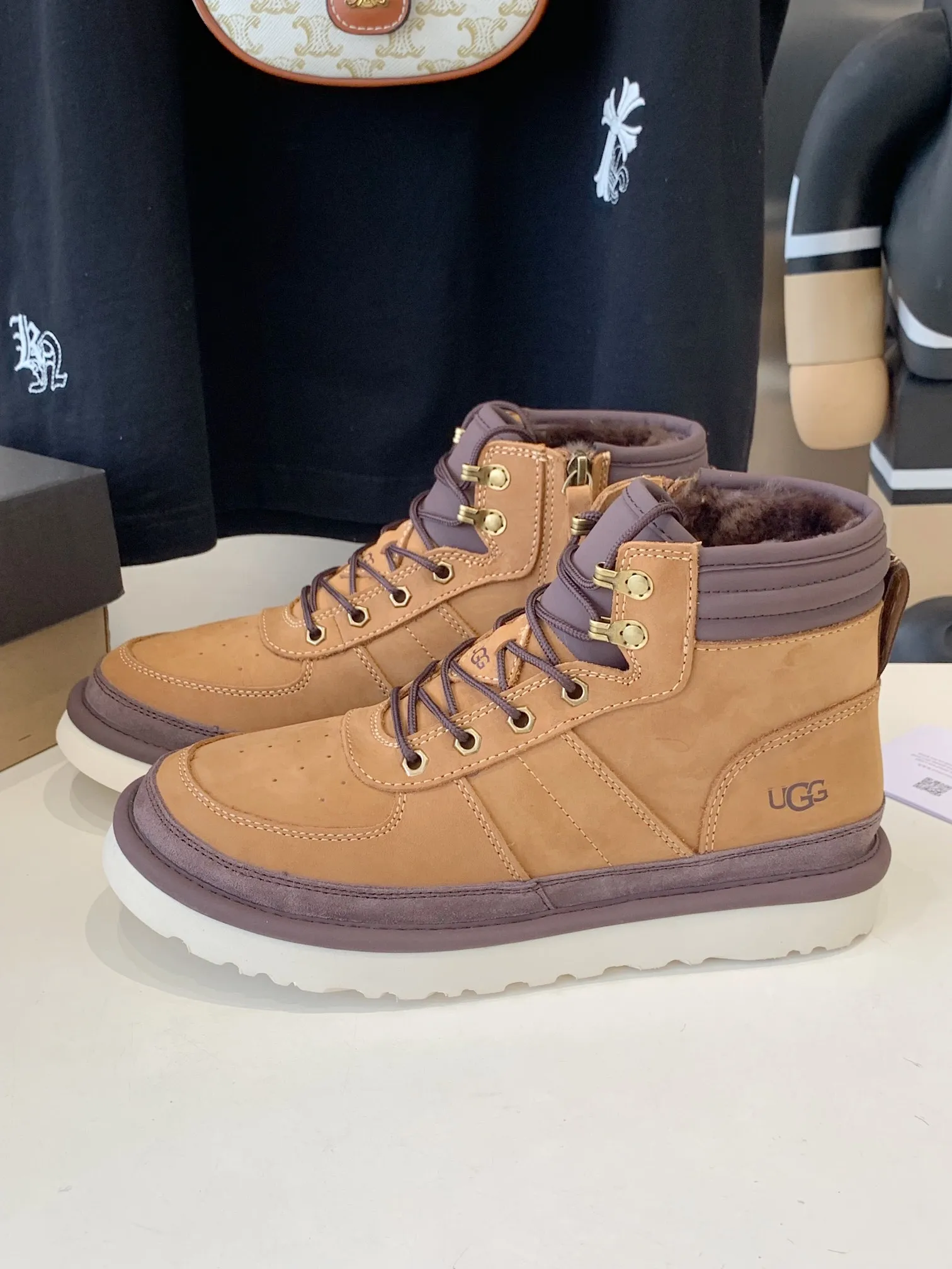 💰 [UGG] P: 660💰 Men's model. Size: 39-44 𝐔gg 1122170 Side zipper Highlander men's shoes. Men's sheepskin lining imported from Australia. The sole is light wing technology outsole. The upper foot is very comfortable. Men's snow boots are ok for husband and dad. High-end atmosphere. Available in three colors: maroon, dark brown, olive green.